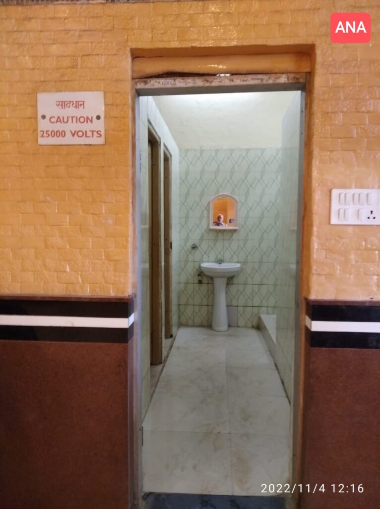 बेपर्द है बाथरूम, प्रथम श्रेणी के रेलवे प्रतीक्षालय में सप्ताह से फाटक गायब, रेल यात्री परेशान।